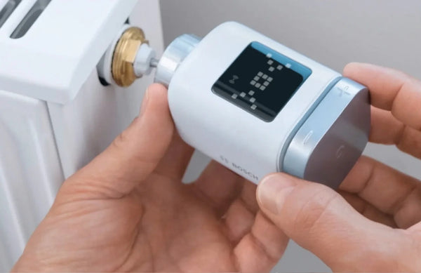Bosch Heizkörper-Thermostat wird per Hand am Heizkörper montiert