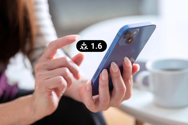 Person richtet ein Smart-Home-Gerät per Smartphone ein, Matter 1.6