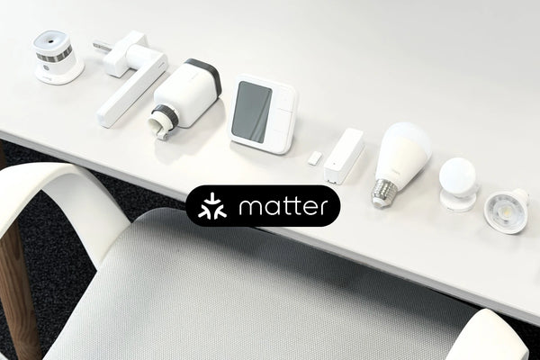 Verschiedene Matter-Smart-Home-Geräte auf einem Tisch mit Matter-Logo