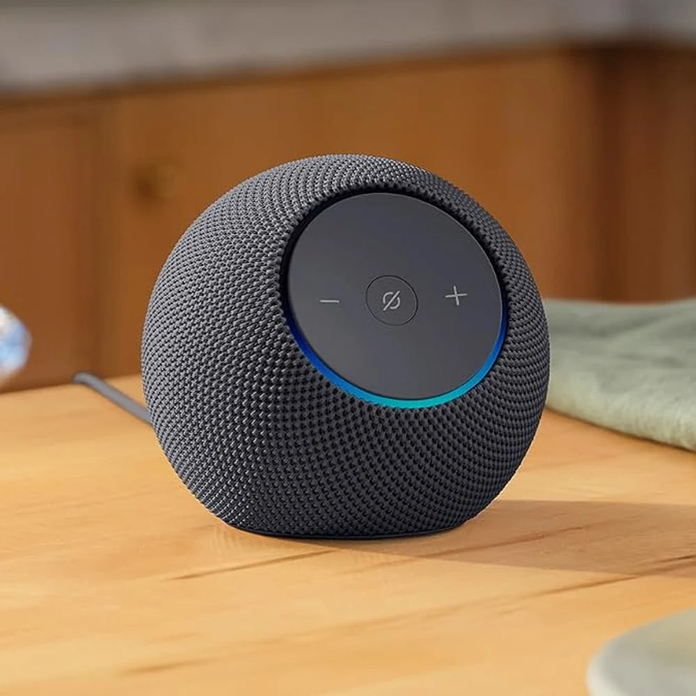 Amazon Echo Dot Max in Graphit auf dem Tisch