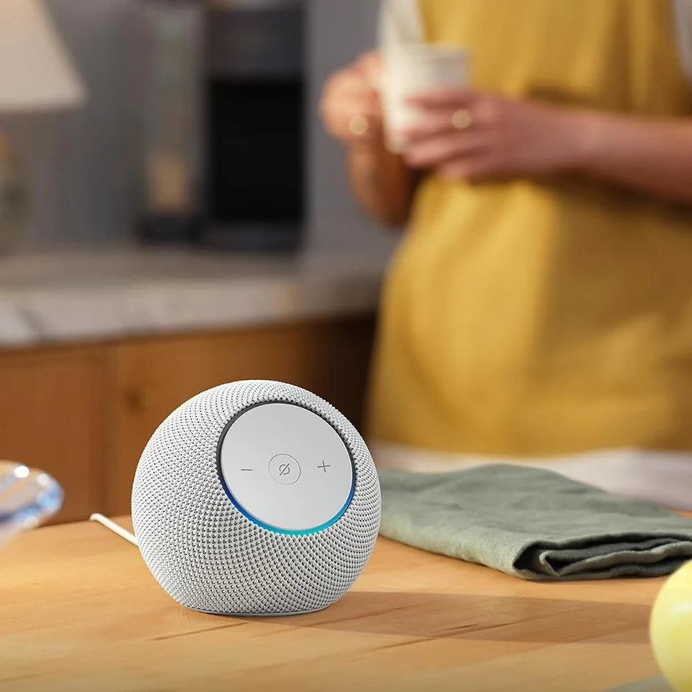 Amazon Echo Dot Max in Weiß in der Küche