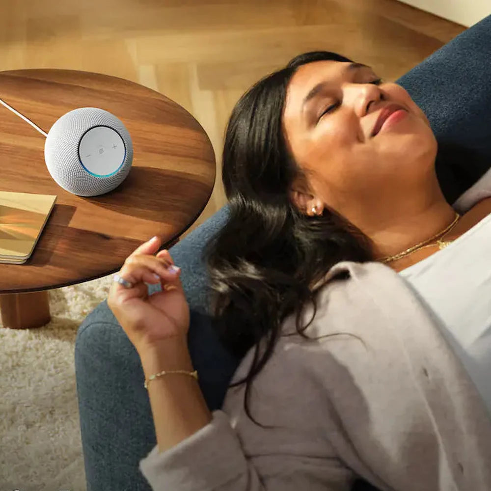 Amazon Echo Dot Max in Weiß auf dem Beistelltisch