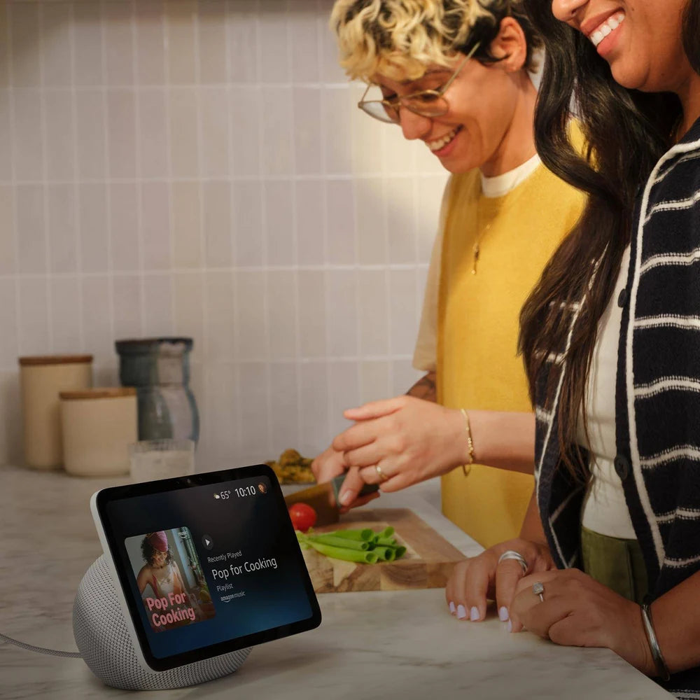 Amazon Echo Show 8 in Graphit in der Küche