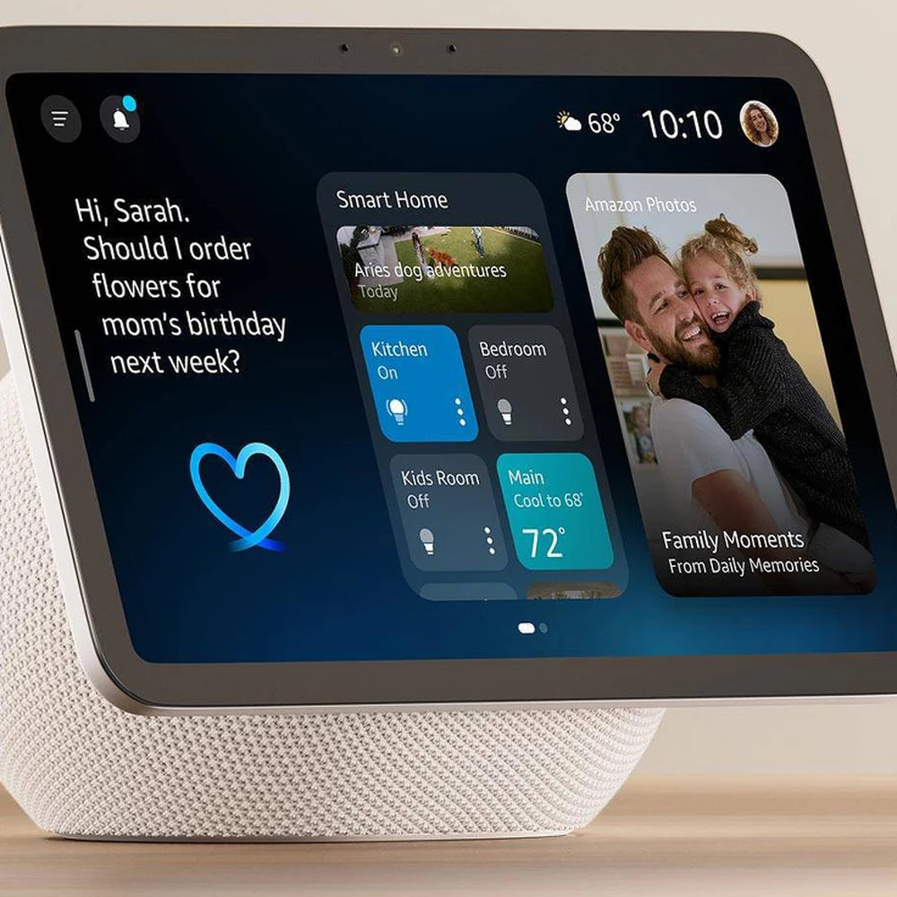 Amazon Echo Show 8 in Weiß auf dem Tisch