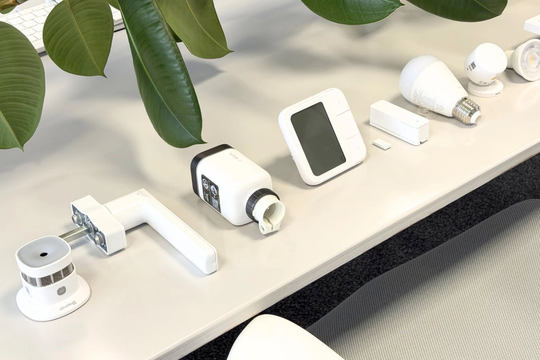 Smart-Home-Geräte auf einem Tisch — stelle dein Setup mit dem Homedia-Konfigurator zusammen